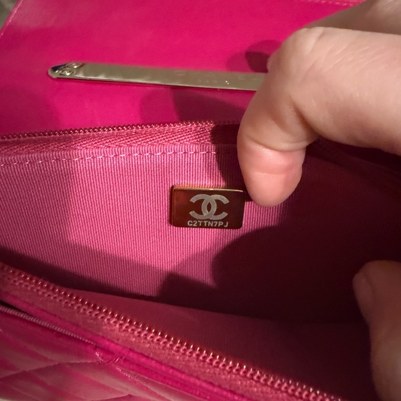 Quilted Top Handle Wallet On Chain - Picture 4 of 4